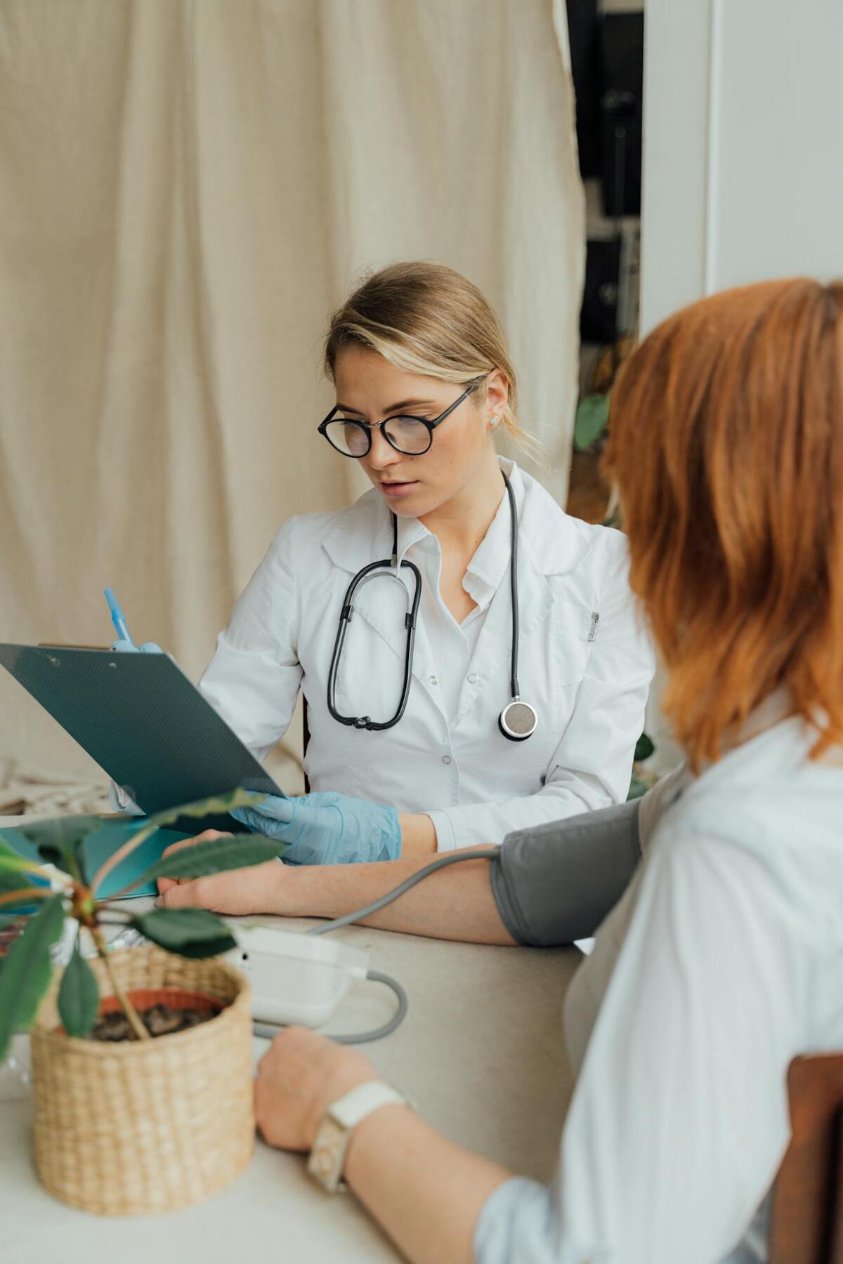 Nurse consulting with patient 